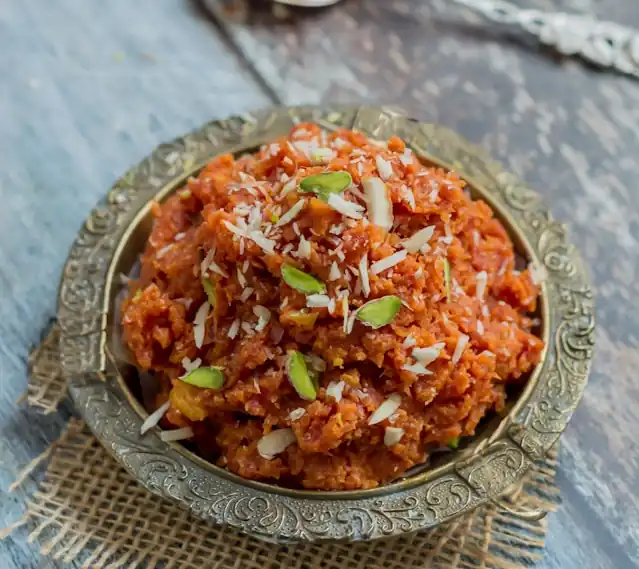 Safran-Karotten-Halwa mit Pistazien, ein reichhaltiges, aromatisches Dessert aus natürlichen Zutaten, ayurvedisch und wohltuend.